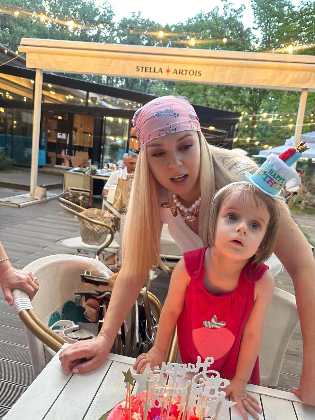 Crina Matei alături de fiica ei, Charlotte&nbsp;Marie, st&acirc;nd am&acirc;ndouă &icirc;n fața unui tort, pe terasa unui restaurant