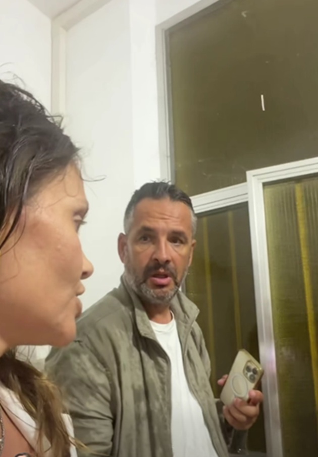 Cristina Șișcanu și Mădălin Ionescu în scara blocului, uzi, după ce i-a prins furtuna și au fost plouați și loviți de grindină pe străzile din Italia