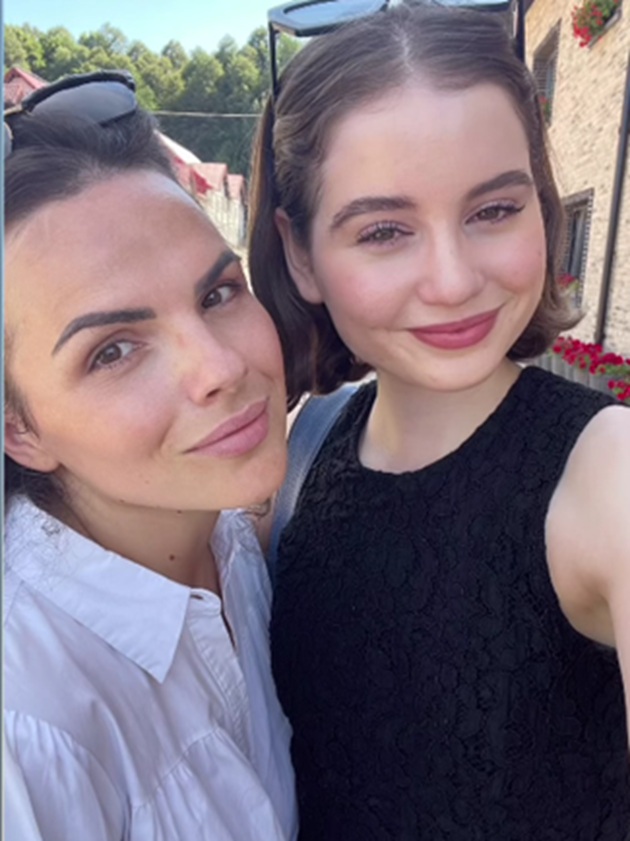 Irina Columbeanu alături de&nbsp;Cristina&nbsp;M&icirc;ndru, fosta ei bonă, făc&acirc;ndu-și &icirc;mpreună un selfie, &icirc;n timp ce erau &icirc;mbrăcate &icirc;n alb și negru și purtau ochelari de soare pe cap