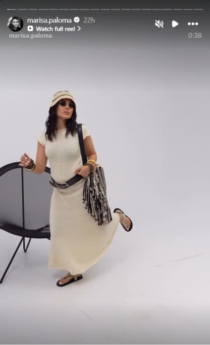 Marisa Paloma într-o rochie mulată care îi scoate în evidență burta de gravidă, în timpul unui shooting pentru o campanie a unui brand de haine