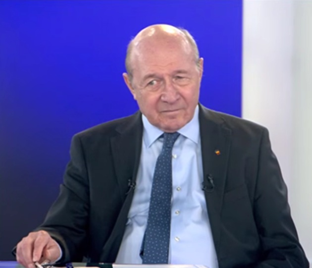 Traian Băsescu &icirc;n platoul știrilor Digi24, &icirc;mbrăcat &icirc;n cămașă bleu, sacou negru și cravată albastră cu picățele