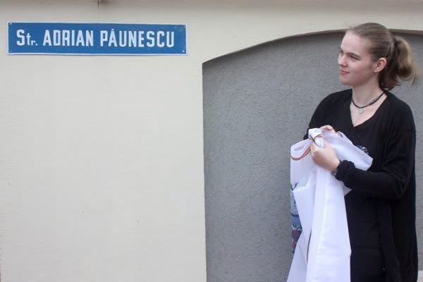 Ana-Maria Păunescu, fiica lui Adrian Păunescu, st&acirc;nd pe strada care poartă numele tatălui său