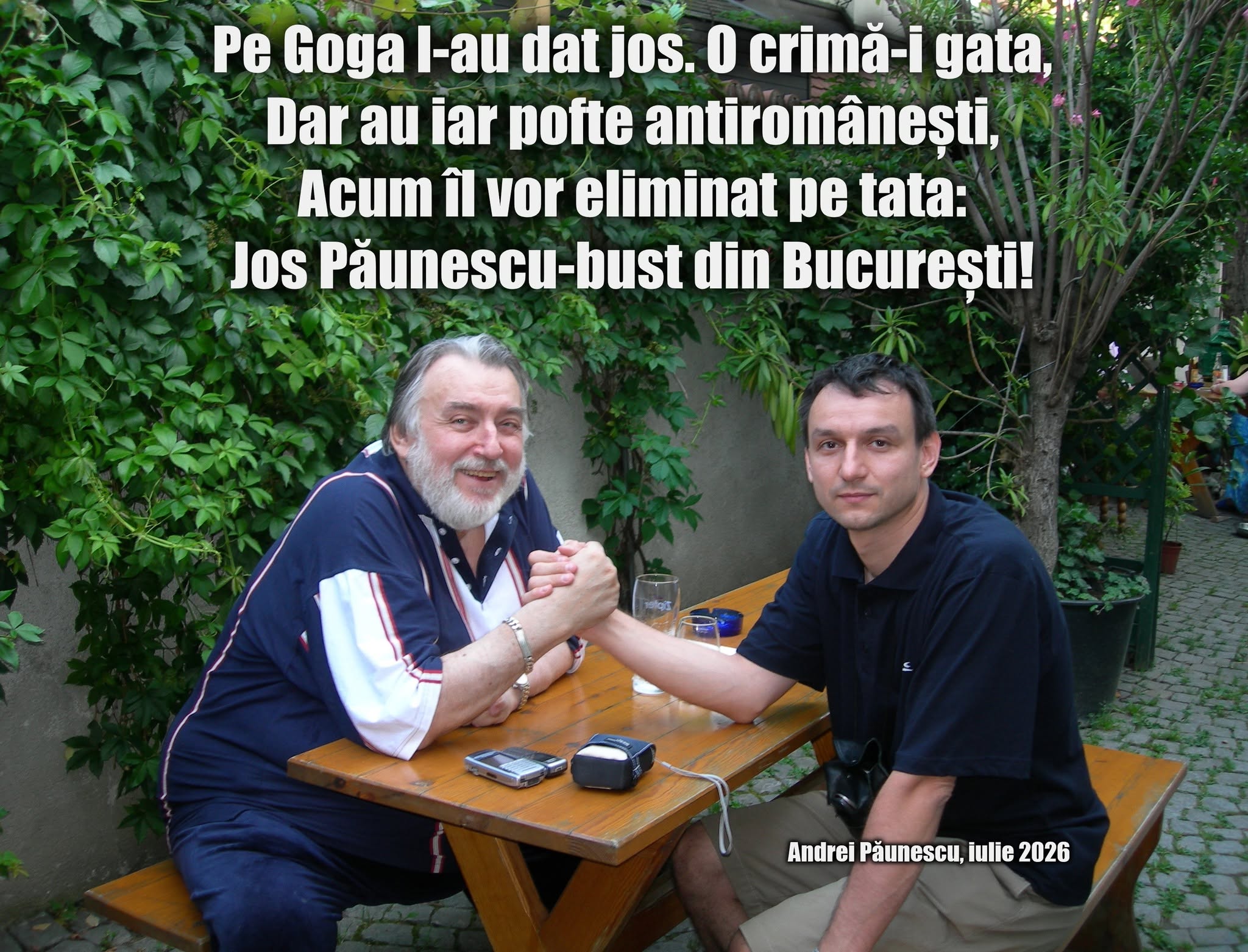 Adrian Păunescu alături de fiul lui, Andrei Păunescu, st&acirc;nd la aceeași masă, juc&acirc;nd scanderbeg 