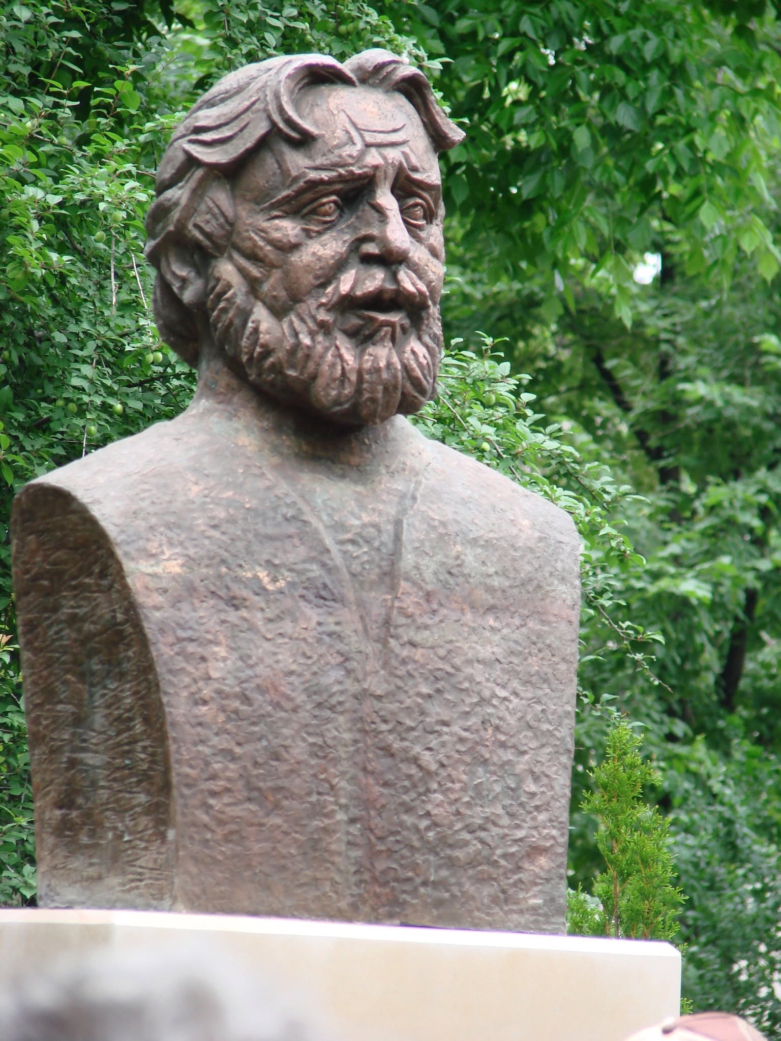 Statuia lui Adrian Păunescu, bustul scriitorului, din Parcul Icoanei