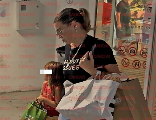 Gina Pistol și fiica ei la cumpărături, &icirc;n mall, căr&acirc;nd pungile cu produse