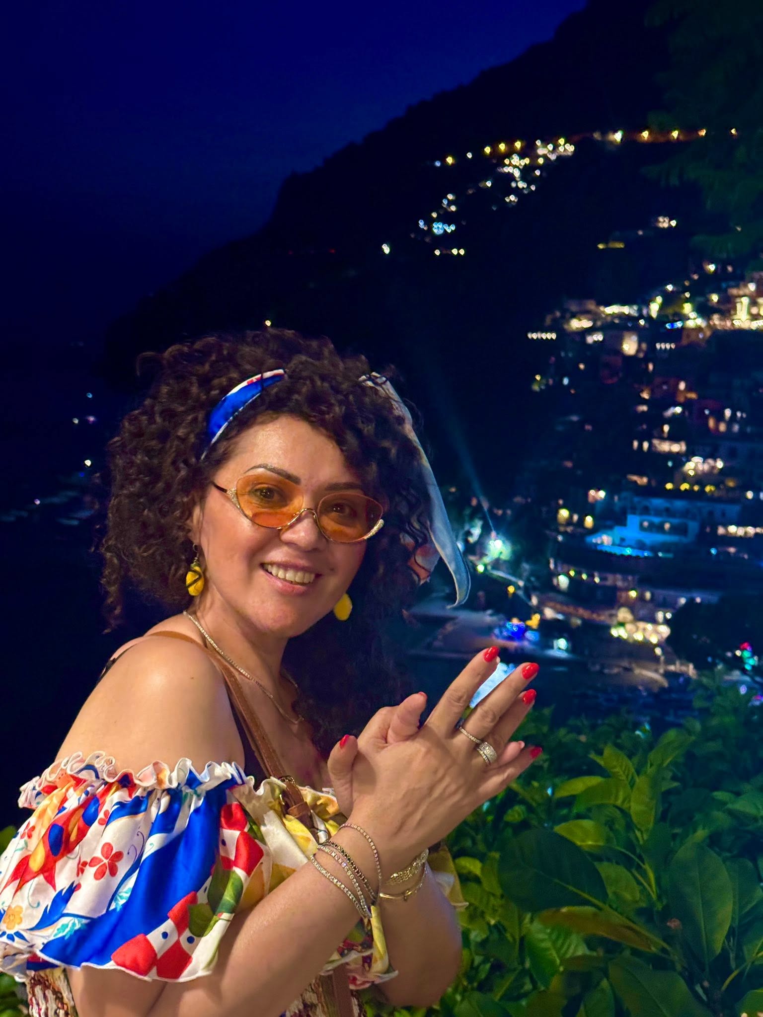 Minodora bucurându-se de mare, în Italia, în timpul unei plimbări de seară