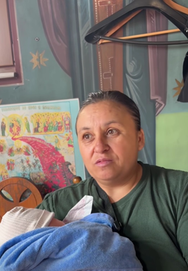 Ionela, mama cu patru copii care a mers cu bebelușul &icirc;n brațe la biserică, la preotul Dan Damaschin, pentru a-i cere ajutorul
