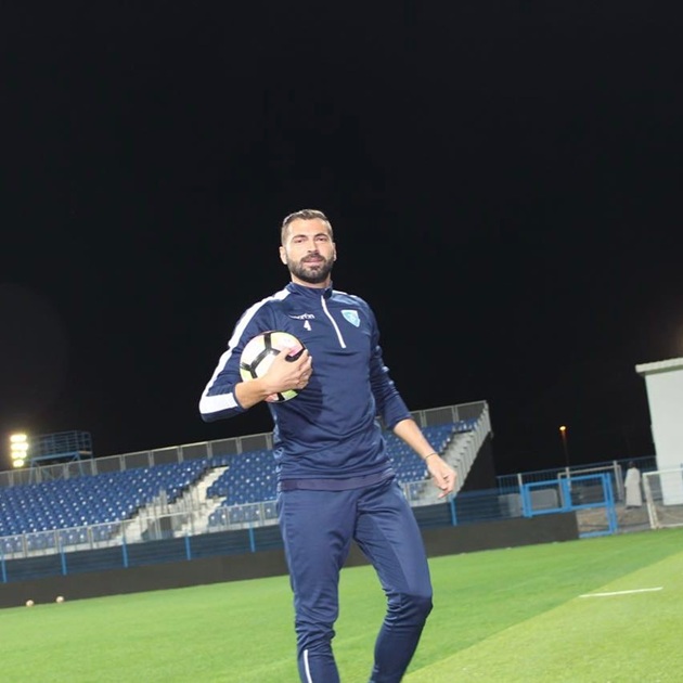 Adrian Ropotan pe terenul de fotbal, &icirc;ntr-un trening albastru, cu mingea &icirc;n brațe