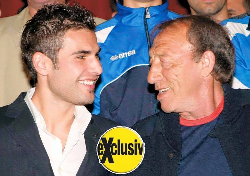 Adrian Mutu privindu-se ochi &icirc;n ochi cu idolul său, Nicolae Dobrin, &icirc;n timp ce &icirc;și z&acirc;mbeau unul altuia