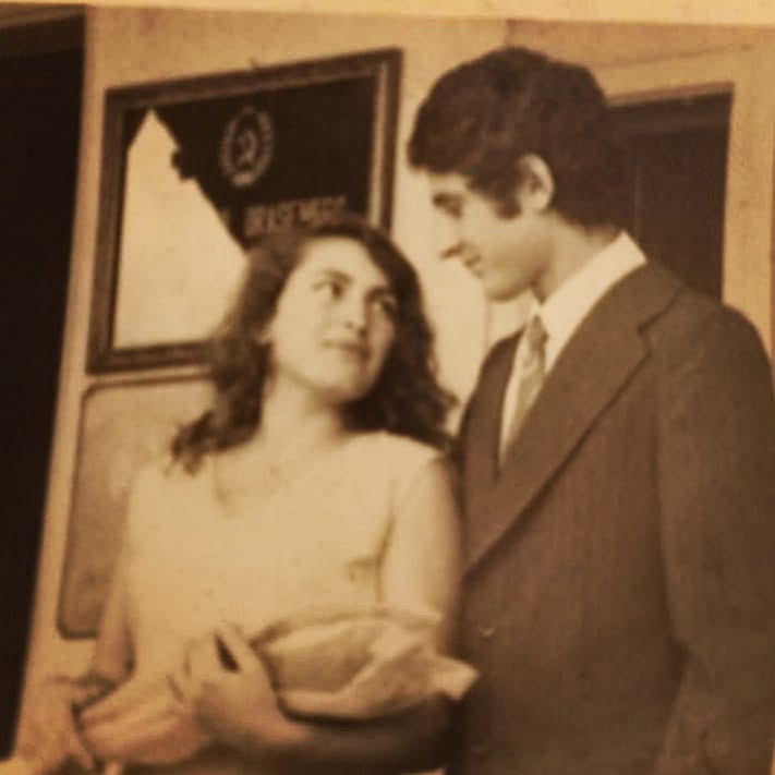 Imagine alb-negru cu Rodica și Spiridon Mutu, părinții lui Adrian Mutu, realizată &icirc;n timp ce ea purta o rochie albă și el un costum &icirc;nchis la culoare și se priveau unul pe celălalt cu dragoste
