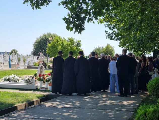 Apropiații lui Ion Iliescu la el la mormânt, alături de preoții care au ținut slujba pentru parastasul de un an, în Cimitirul Militar Ghencea III