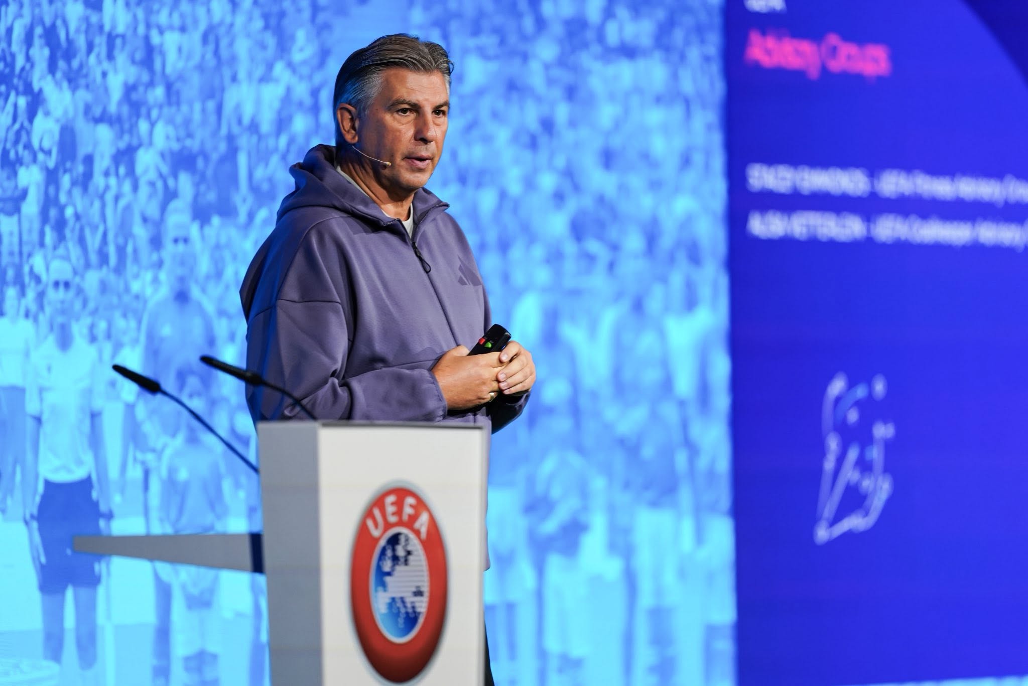Ionuț Lupescu la o conferință a antrenorilor și directorilor tehnici, vorbind &icirc;n calitate de consilier UEFA
