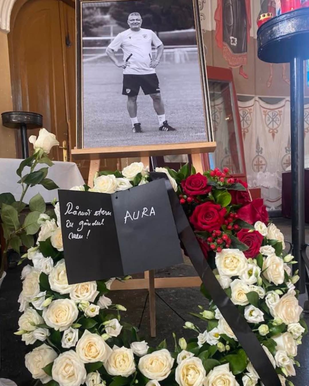 Coroana pe care Aura Covaciu, văduva lui Constantin Covaciu, a dus-o la mormântul soțului ei, cu un mesaj emoționant și cu poza lui în fundal