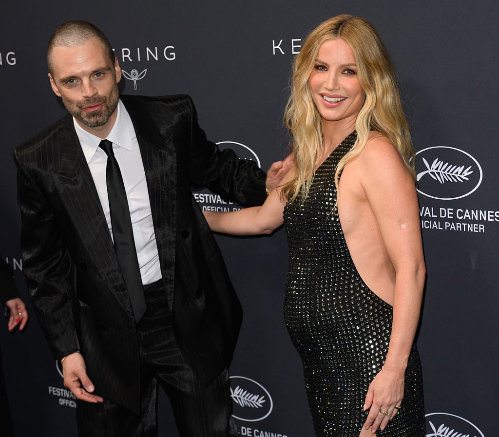Sebastian Stan și Annabelle Wallis la ședința foto de pe covorul roșu de la un eveniment public, în timp ce ea purta o rochie mulată care îi scotea în evidență burta de gravidă