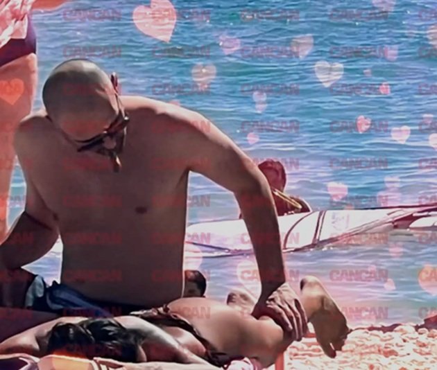 Spike pe plajă &icirc;n Grecia, mas&acirc;nd-o pe Livia Eftimie pe spate cu ulei de bronzare