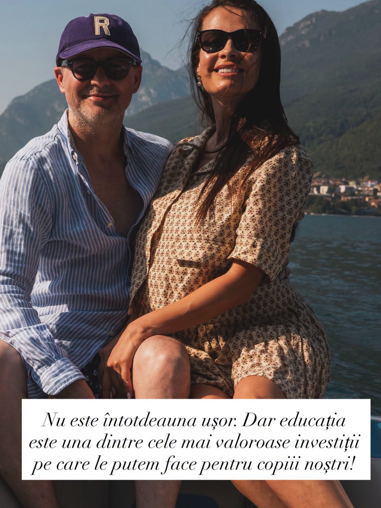 Anca Serea stând în brațele soțului ei, Adrian Sînă, pe o barcă, în timp ce amândoi purtau ochelari de soare