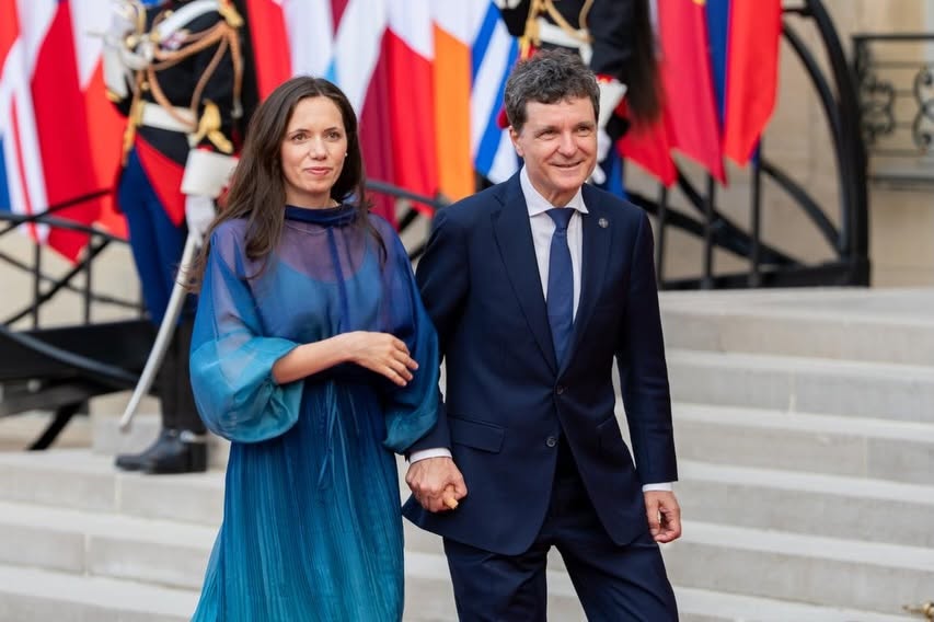 Nicușor Dan țin&acirc;nd-o de m&acirc;nă pe partenera sa, Mirabela Grădinaru, pe covorul roșu, z&acirc;mbitori, &icirc;n timp ce erau &icirc;mbrăcați asortat, &icirc;n nuanțe de albastru