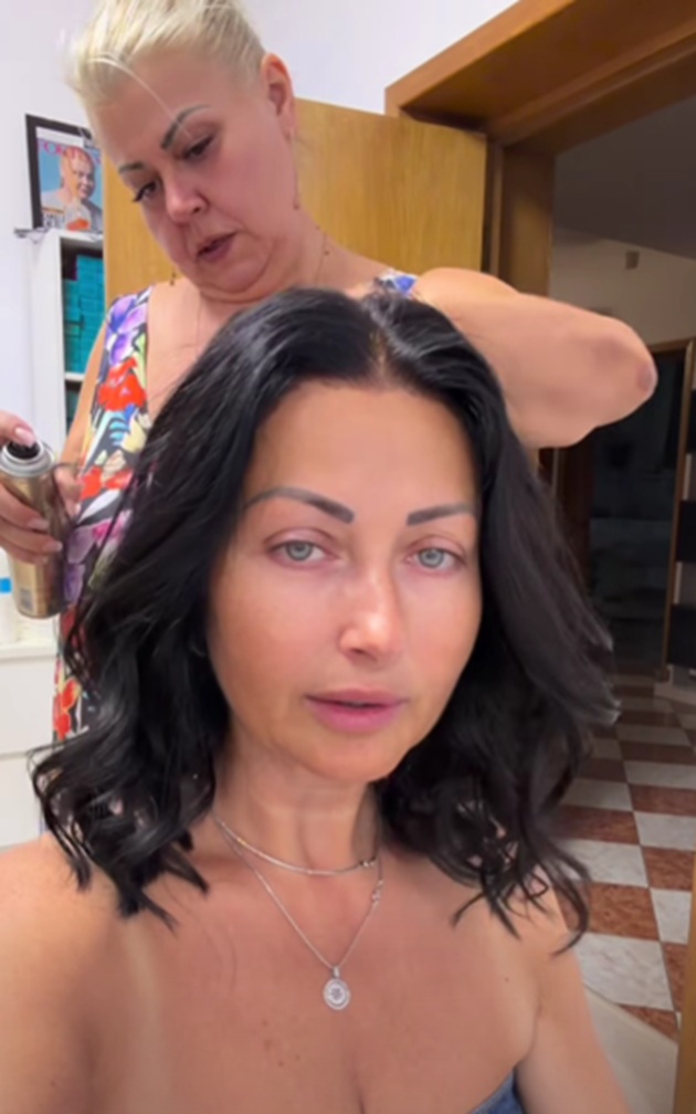 Gabriela Cristea cu părul p&acirc;nă la umeri, alături de prietena ei care a tuns-o
