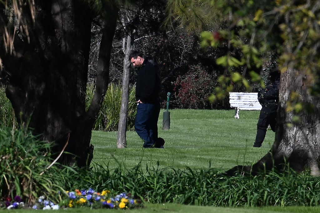 Lionel Messi &icirc;mbrăcat &icirc;n negru, merg&acirc;nd cu capul plecat &icirc;n cimitirul &icirc;n care a fost &icirc;nmorm&acirc;ntat tatăl lui