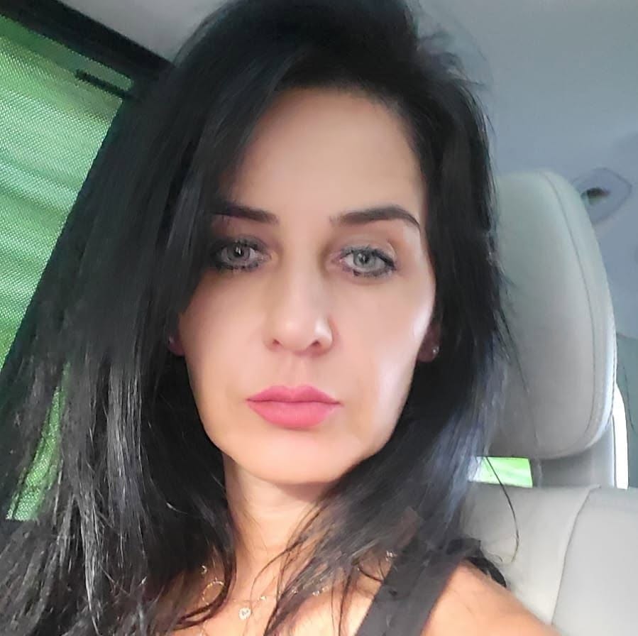 Camelia Tabără, iubita lui Cătălin Crișan, făc&acirc;ndu-și un selfie &icirc;ntr-o mașină cu scaune din piele crem, &icirc;n timp ce era &icirc;mbrăcată &icirc;n negru și machiată cu creion negru la ochi