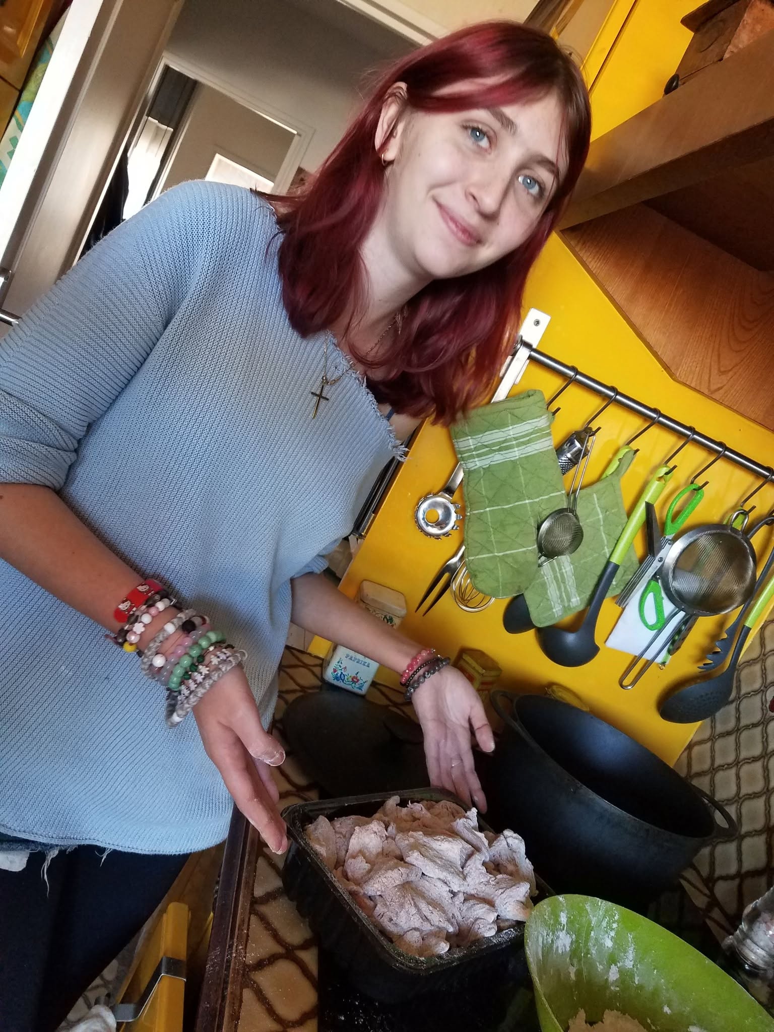Rita Sumayla, fiica Ronei Hartner, &icirc;n bucătărie, z&acirc;mbitoare, pregătitnd ceva de m&acirc;ncare, &icirc;n timp ce avea pe m&acirc;ini mai multe brățări, iar &icirc;n spatele ei se văd numeroase ustensile de bucătărie