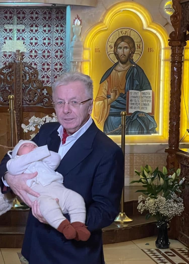 Ion Maticiuc &icirc;n biserică, țin&acirc;nd-o &icirc;n brațe pe una dintre fiicele lui Codin Maticiuc
