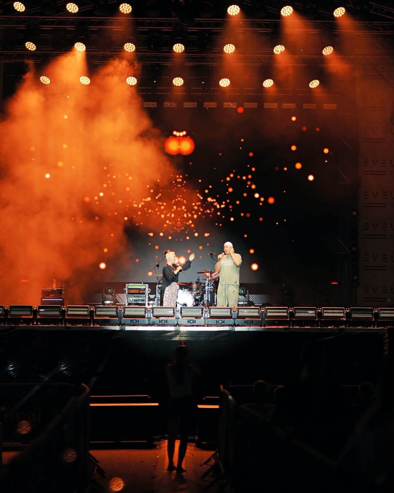 Monica Anghel c&acirc;nt&acirc;nd alături de fiul ei Aviv pe scena de la&nbsp;Festivalul Internațional&nbsp;Enjoy&nbsp;Music, &icirc;nconjurați de fum și lumini, &icirc;n timp ce ea purta o ținută elegantă, iar el era &icirc;mbrăcat lejer