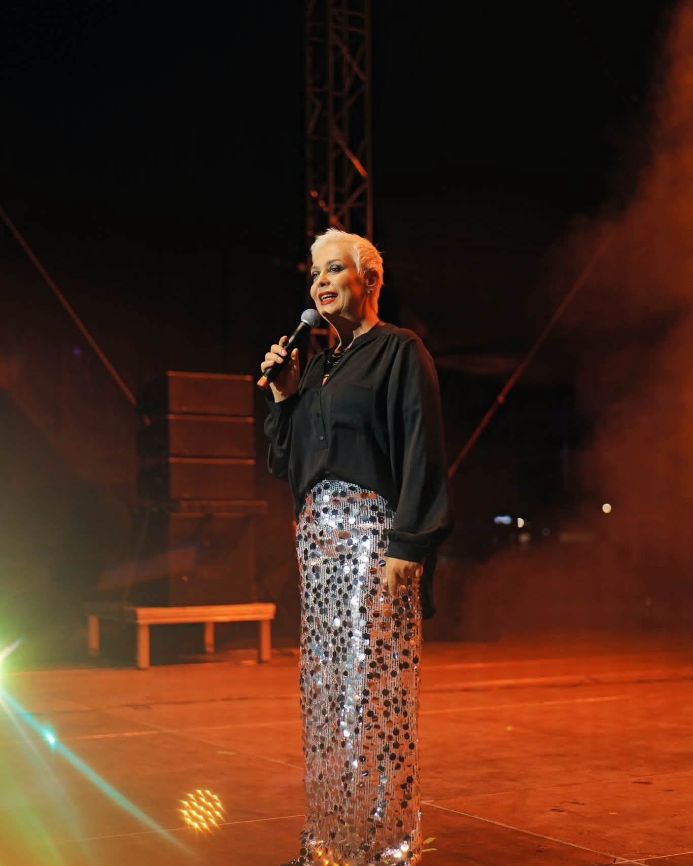 Monica Anghel pe scena de la&nbsp;Festivalul Internațional&nbsp;Enjoy&nbsp;Music, &icirc;ntr-o fustă argintie cu paiete și o cămașă neagră cu m&acirc;necă lungă, c&acirc;nt&acirc;nd &icirc;n fața publicului ei