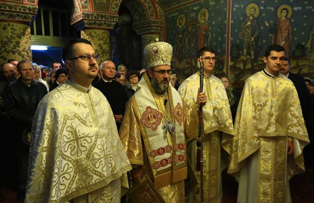 Constantin Cataramă &icirc;n biserică, alături de alți preoți, &icirc;mbrăcați toți &icirc;n straie preoțești, &icirc;n timpul unei slujbe