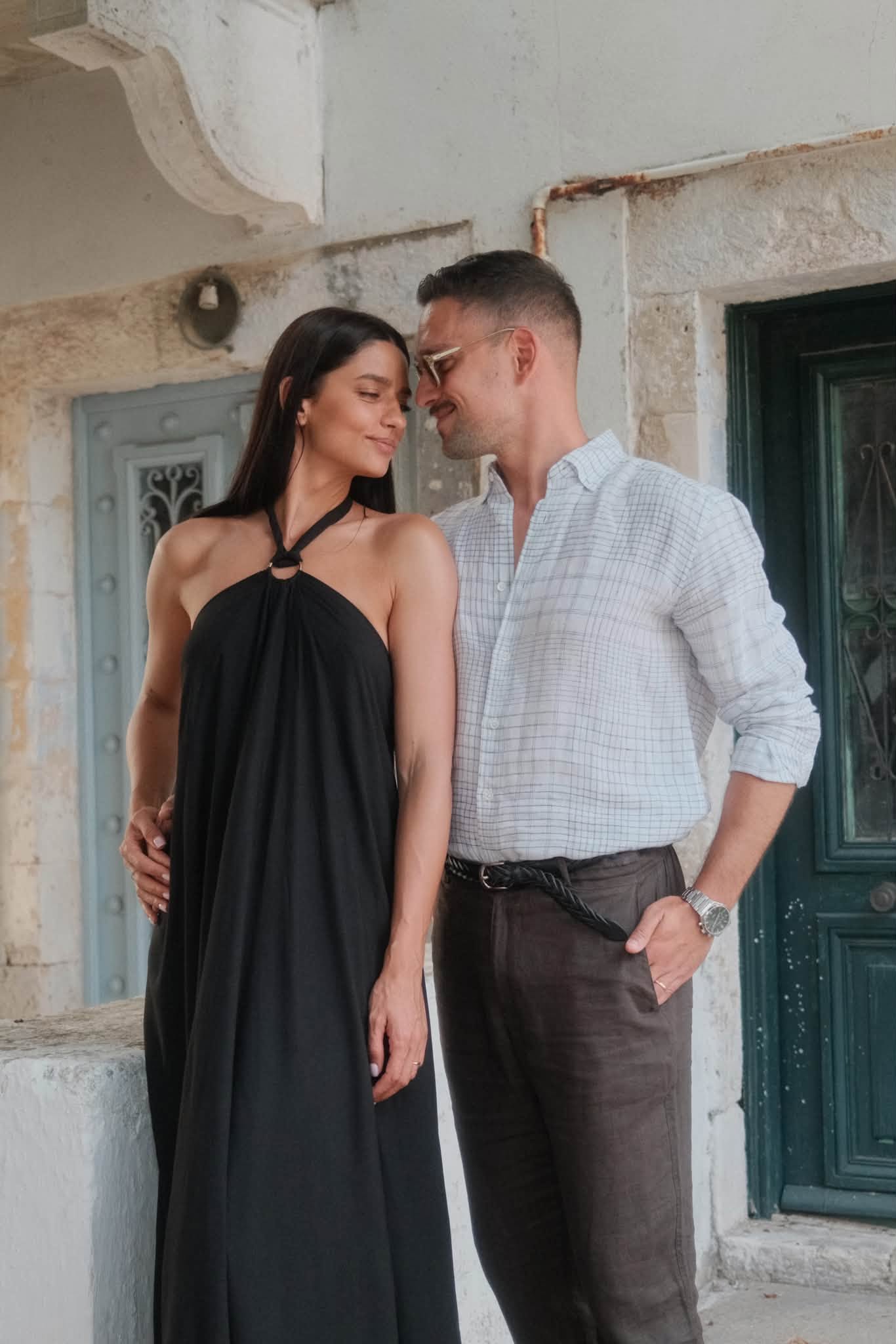 Vlad Gherman și Oana Moșneagu &icirc;mbrăcați asortat, st&acirc;nd apropiați, &icirc;n timp ce el o privește cu dragoste și o str&acirc;nge &icirc;n brațe