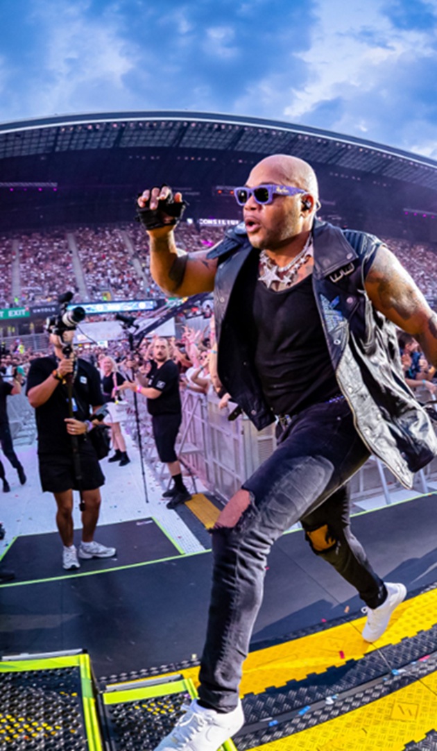 Artistul americal Flo Rida urc&acirc;nd pe scena de la UNTOLD, la Cluj, &icirc;nconjurat de camere de filmat și aparate de fotografiat