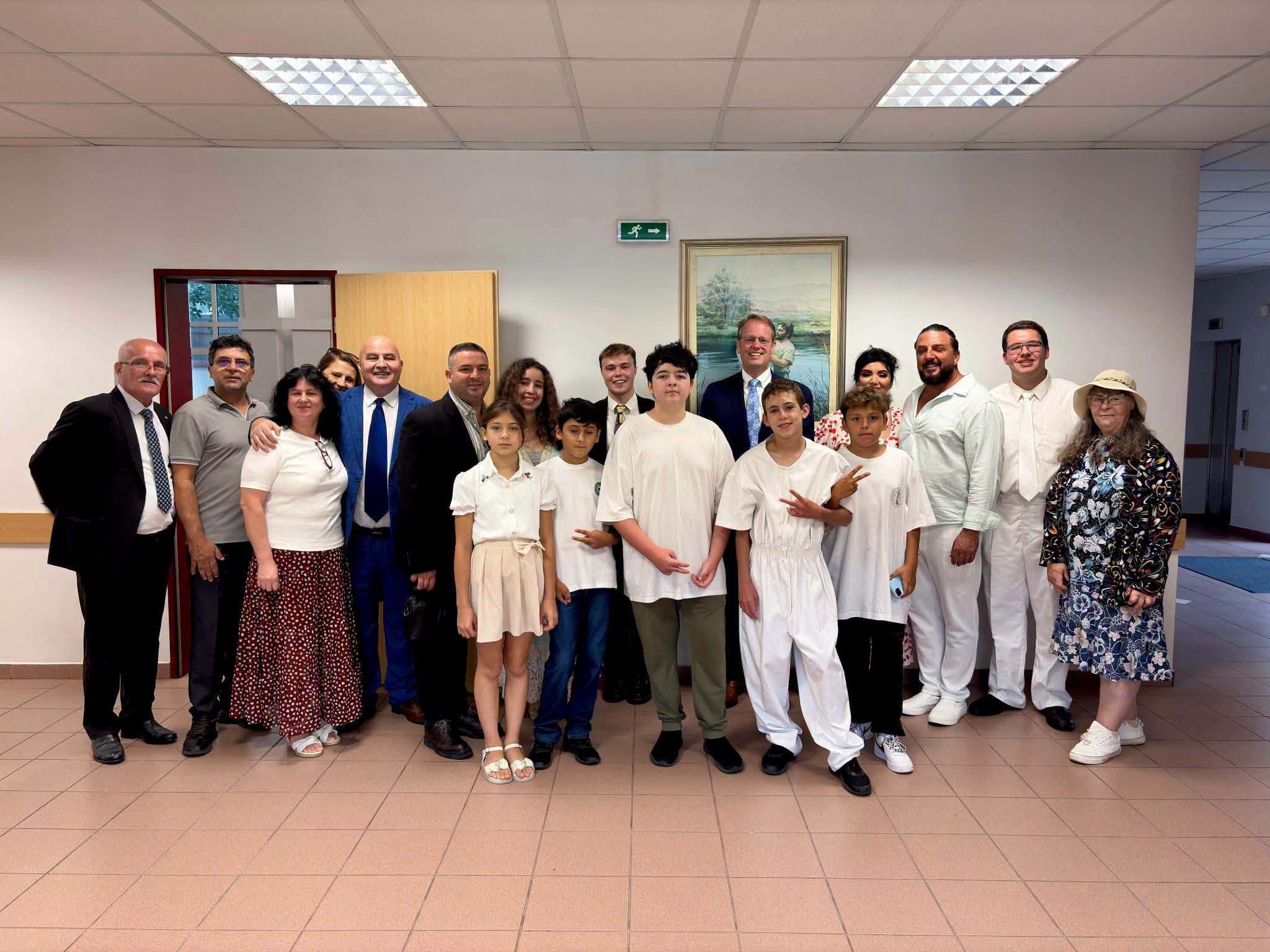 Imagine de grup surprinsă &icirc;n ziua botezului lui Blake, cu el &icirc;n costumul alb &icirc;n care s-a botezat și toți cei care i-au fost alături, printre care Adriana Bahmuțeanu și George Restivan