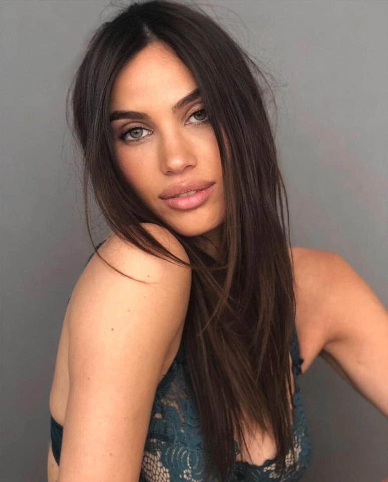 Alina Pușcău &icirc;n timpul unei ședințe foto, &icirc;ntr-un sutien cu dantelă neagră și turcoaz