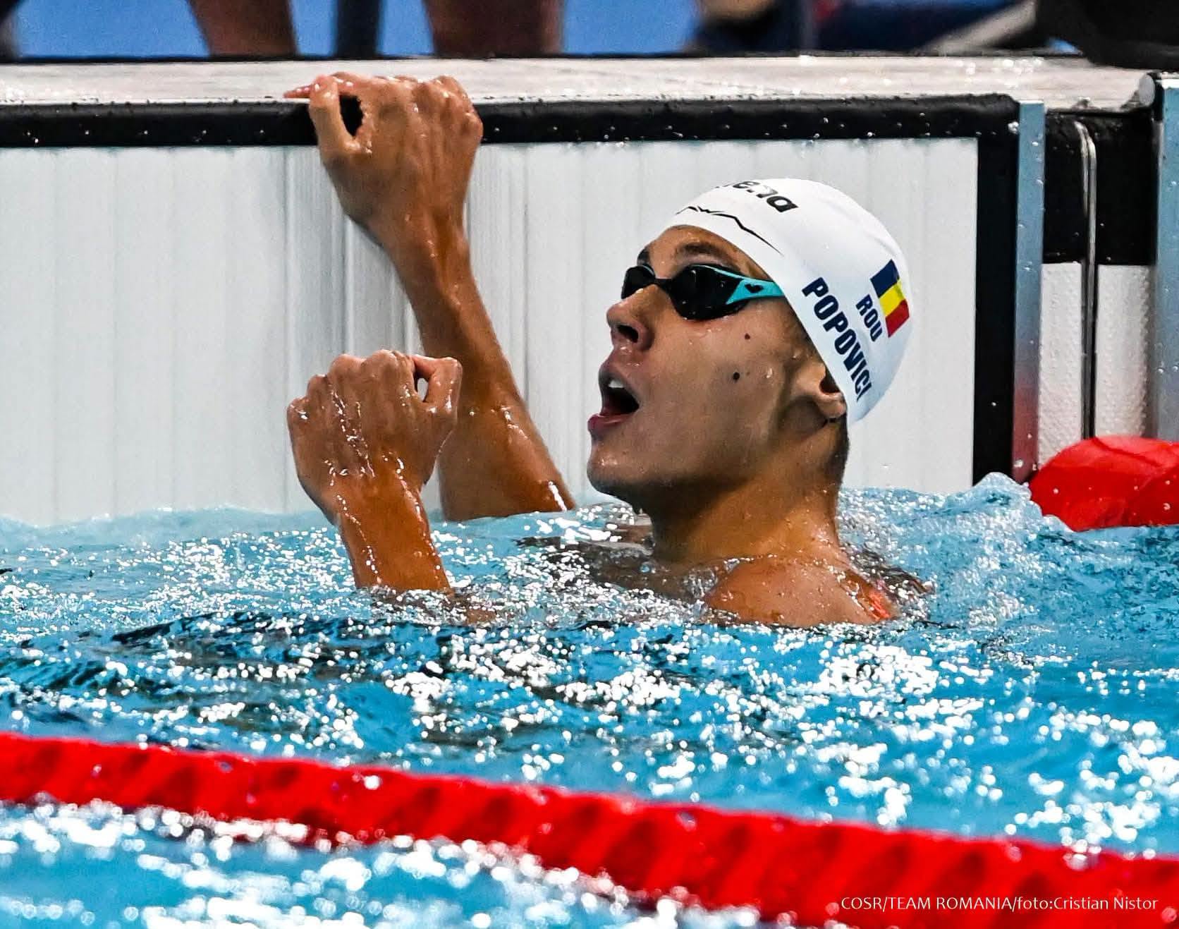 David Popovici &icirc;n bazin, după ce a ajuns la finish la proba de 100 m liber la Campionatele Europene de la Paris, bucur&acirc;ndu-se de victoria obținută