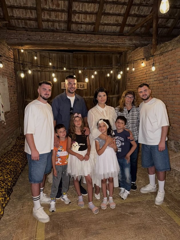 Frații Graur și frații Sterp alături de copiii pe care i-au ajutat să aibă o locuință, la evenimentul &bdquo;laolaltă&rdquo;, unde au str&acirc;ns banii pentru minori și bunica lor