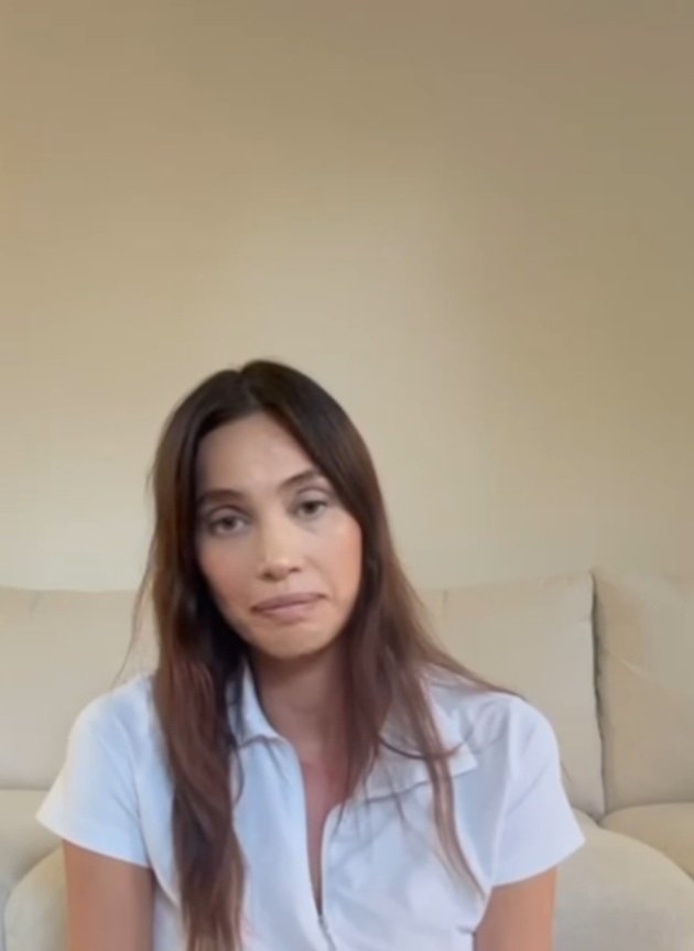 Alina Pușcău nemachiată, &icirc;mbrăcată &icirc;ntr-un tricou alb cu guler, &icirc;n timp ce se filma și le povestea urmăritorilor din online despre boala ei