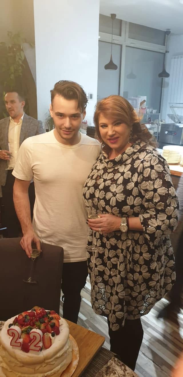 Mihaela Borcea alături de fiul ei, Patrick Borcea, la ziua acestuia, c&acirc;nd a &icirc;mplinit 22 de ani, ea &icirc;ntr-o bluză lungă cu flori, iar el &icirc;n blugi și tricou alb, &icirc;n timp ce am&acirc;ndoi țineau &icirc;n m&acirc;ini c&acirc;te un pahar de șampanie