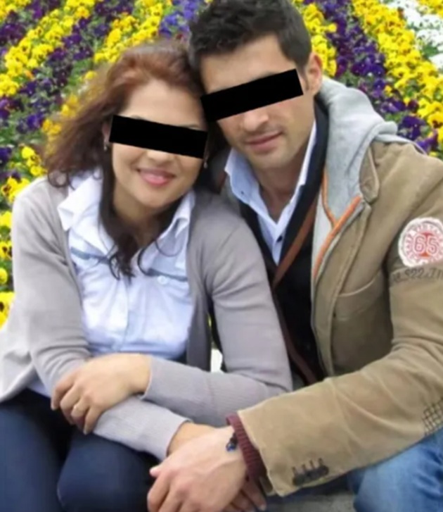 Diana și Cristian, cei doi soți din Galați, st&acirc;nd &icirc;mbrățișați &icirc;ntr-un lan de flori colorate, &icirc;n nuanțe de mov, galben și alb