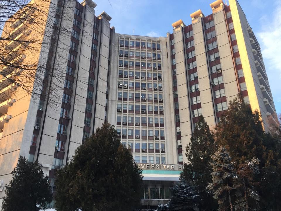 Spitalul Universitar de Urgență București fotografiat iarna, c&acirc;nd nu sunt frunze &icirc;n copaci, dar se vede puțină zăpadă pe brazii din față, topită de razele soarelui care luminează clădirea