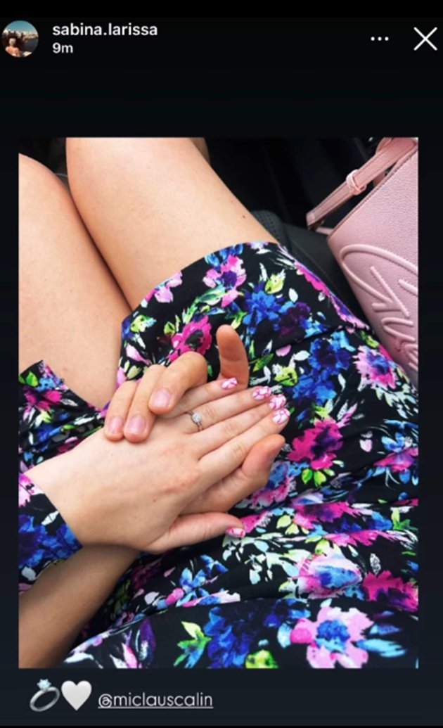 Imaginea postată de Sabina Imbrea pe InstaStory cu mâna ei pe care se află un inel de logodnă, și mâna partenerului pe care l-a etichetat