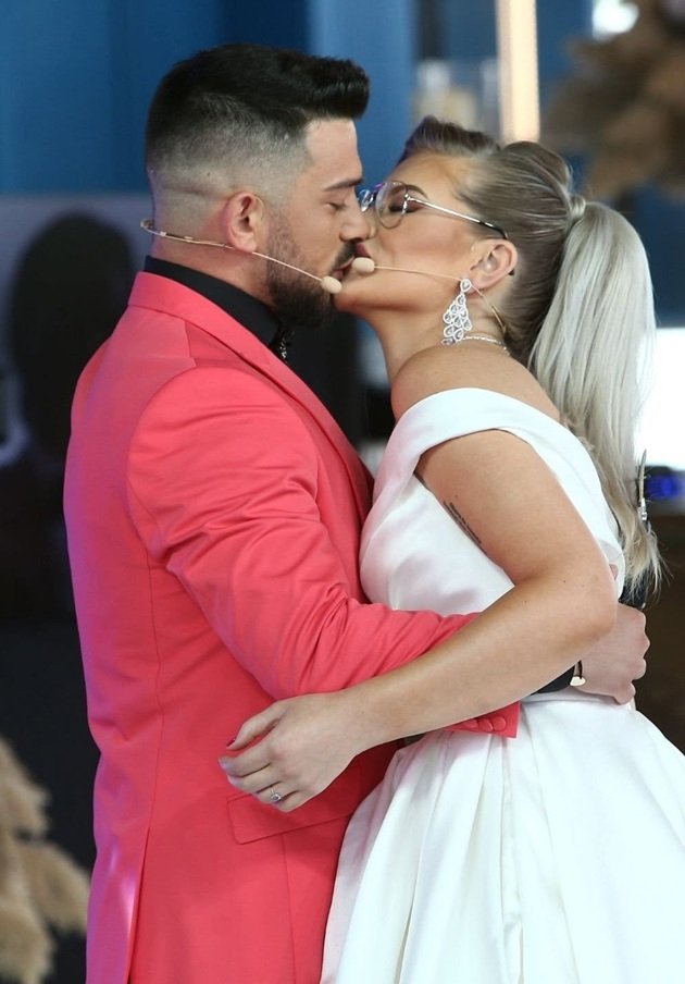 Andrei Perneș și Sabrina sărut&acirc;ndu-se &icirc;n emisiunea &bdquo;Mireasa&rdquo;, la cununia lor civilă