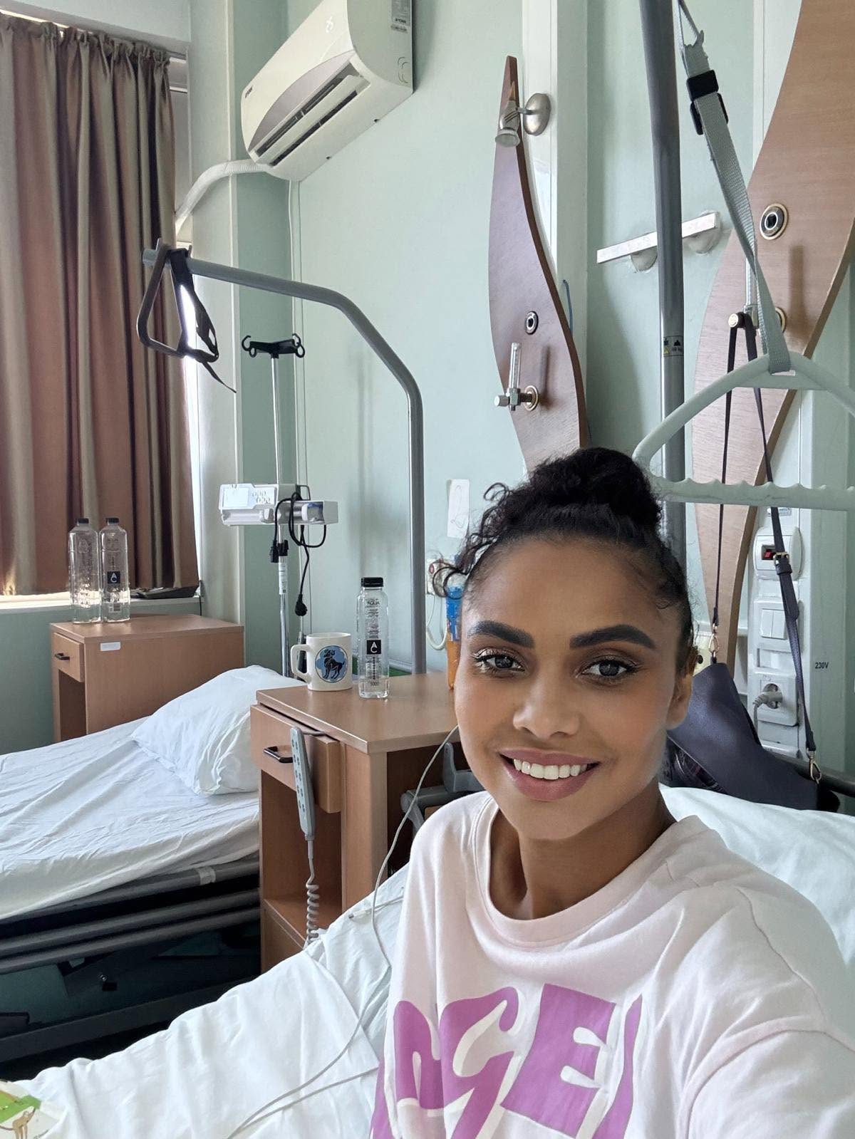 Laurette la spital, pe un pat din salonul &icirc;n care a fost internată