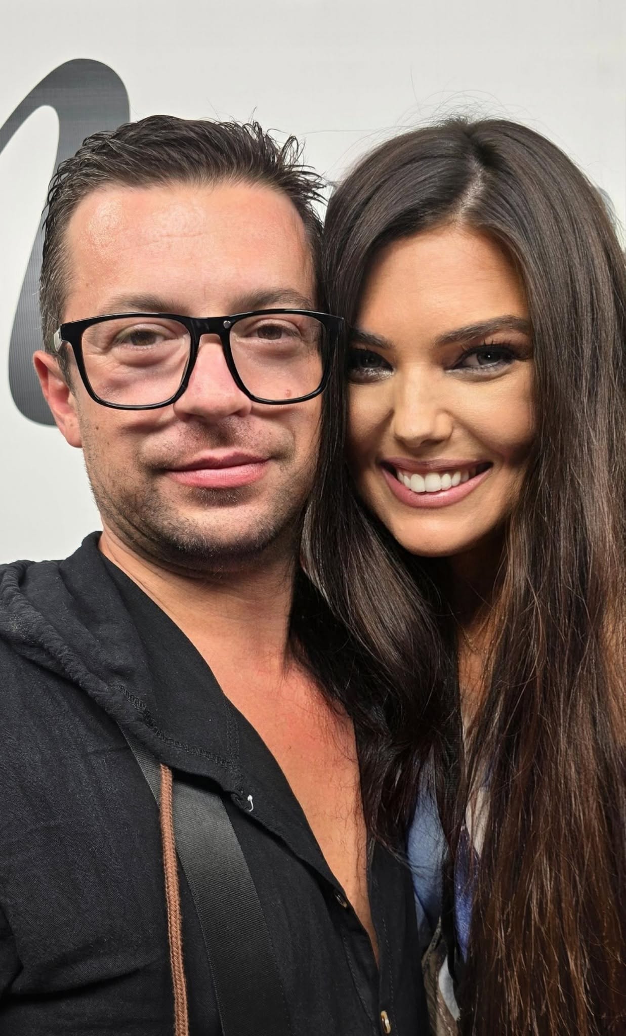 Paula&nbsp;Seling&nbsp;țin&acirc;ndu-și capul lipit de capul lui Alexandru&nbsp;Gorgos, partenerul ei