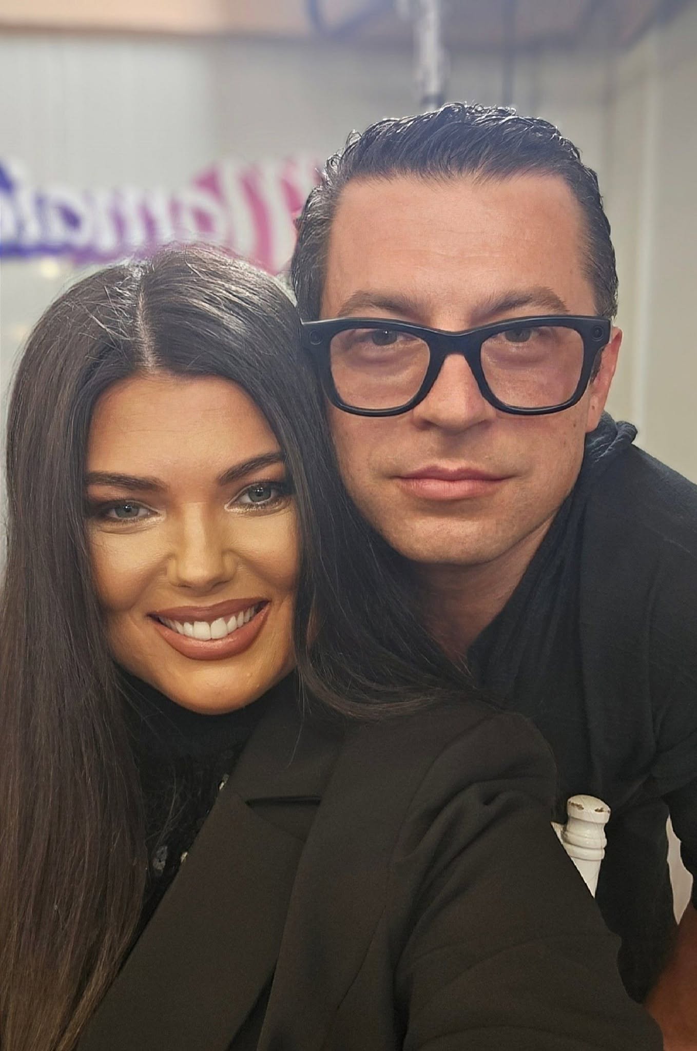 Paula&nbsp;Seling z&acirc;mbitoare l&acirc;ngă iubitul ei Alexandru Gorgos, &icirc;n timp ce erau &icirc;mbrăcați am&acirc;ndoi cu sacouri negre