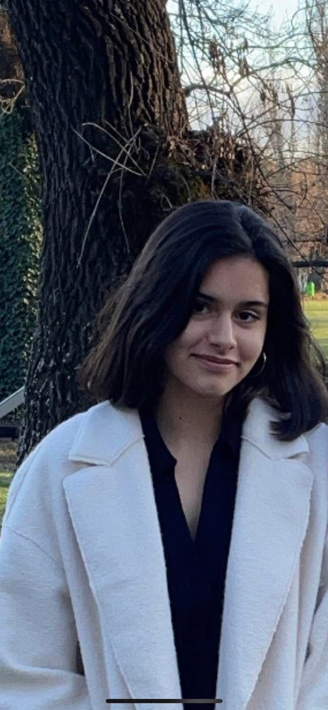 Victoria Ionescu, fiica fostului deputat Cazimir Ionescu, cu părul tuns p&acirc;nă la umeri, &icirc;mbrăcată &icirc;ntr-o cămașă neagră și cu un palton alb pe deasupra