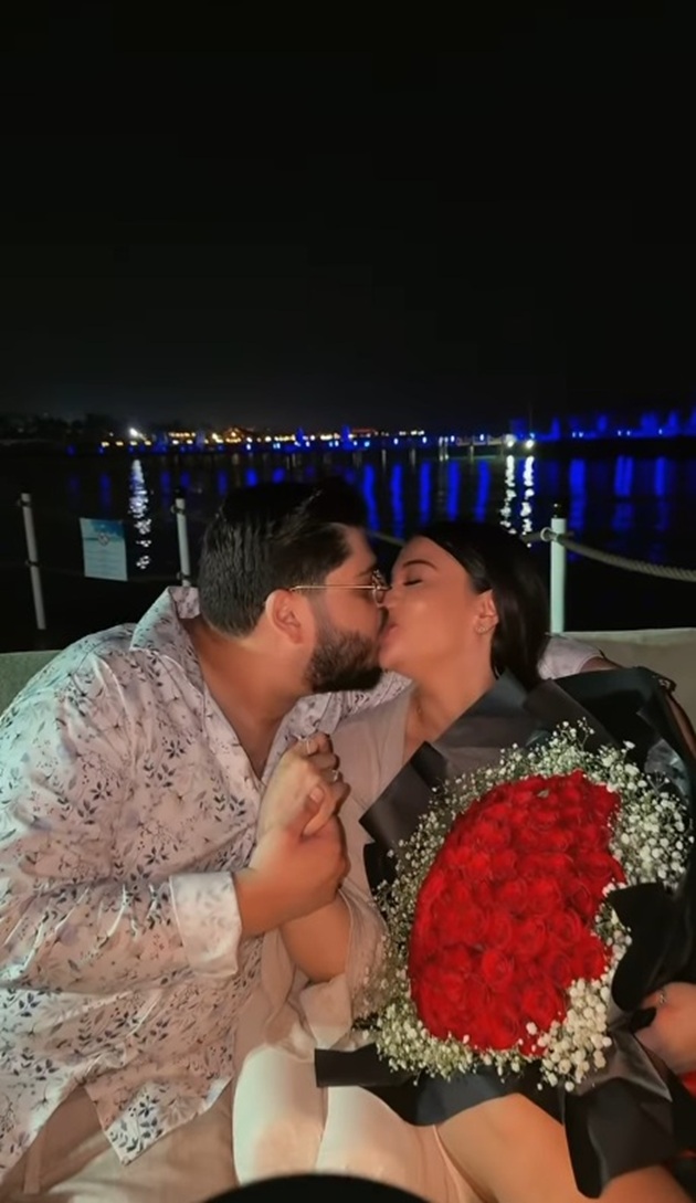 Betty&nbsp;Salam și Roberto Tudor sărut&acirc;ndu-se pe o barcă, &icirc;n Turcia, după ce el i-a pus inelul pe deget și i-a oferit un buchet mare de trandafiri roșii