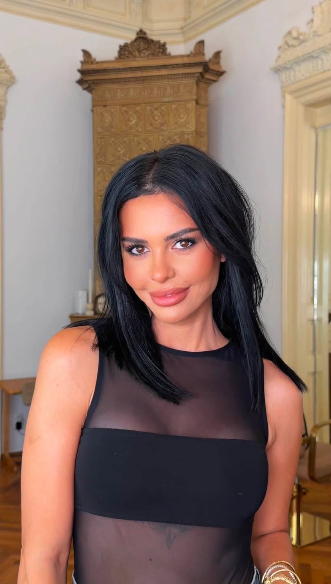 Andreea Cojoc &icirc;ntr-un top negru transparent, machiată profesional și purt&acirc;nd bijuterii aurii