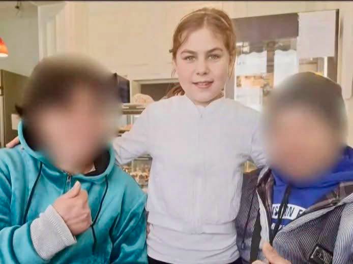Marina, fetița de 10 ani lovită de o mașină pe o stradă din Alexandria, &icirc;mbrăcată &icirc;n alb, cu părul dat pe spate cu o cordeluță