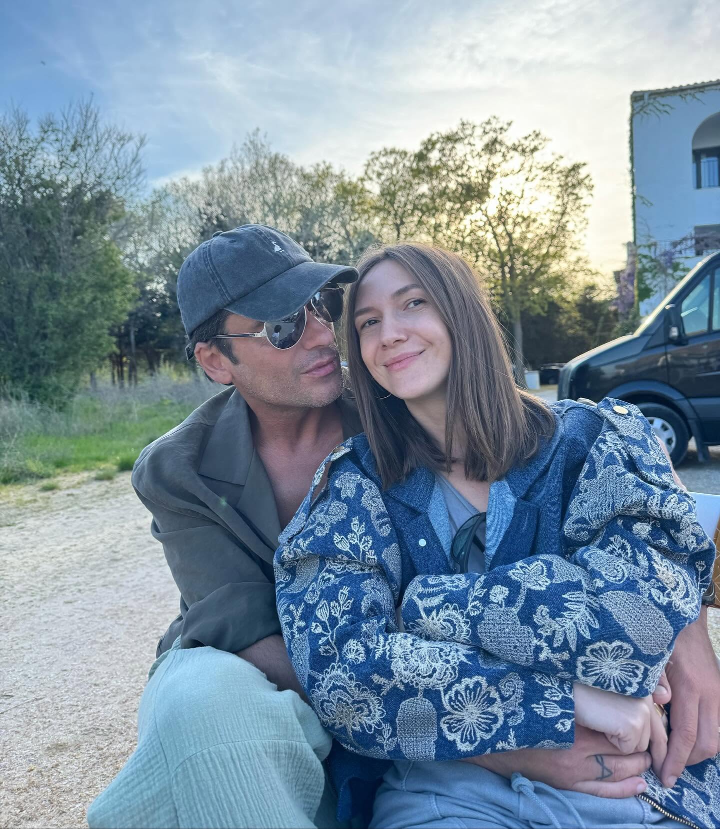 Adela Popescu st&acirc;nd &icirc;n brațele lui Radu V&acirc;lcan, &icirc;n timp ce am&acirc;ndoi poartă jachete groase, iar el are ochelari de soare la ochi