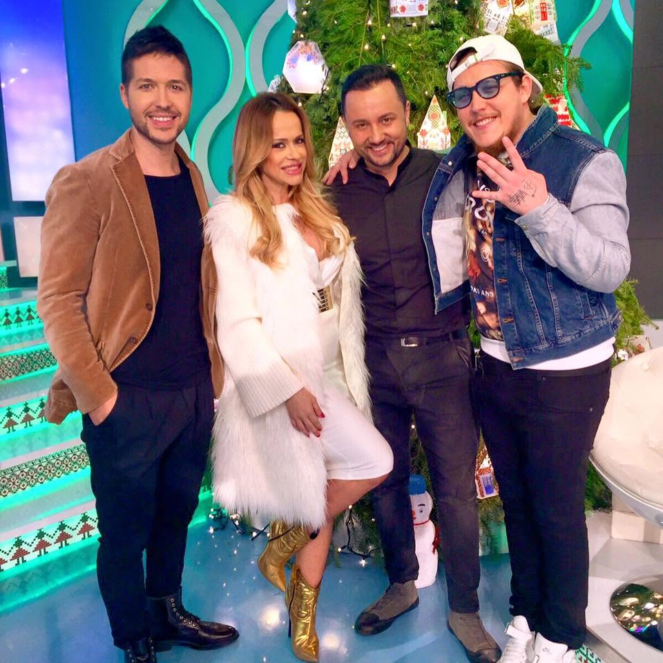 Cătălin Măruță și What’s Up alături de Jorge și Anda Adam, într-un platou de televiziune, lângă bradul de Crăciun